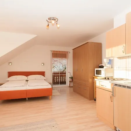 Lug Ins Land אורחן ספיטל אן דר דראו