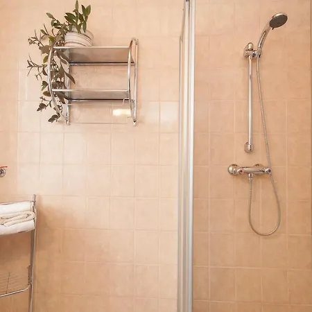 Lug Ins Land אורחן ספיטל אן דר דראו